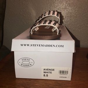 Firm Price.Studded white flats Steve Madden Slides